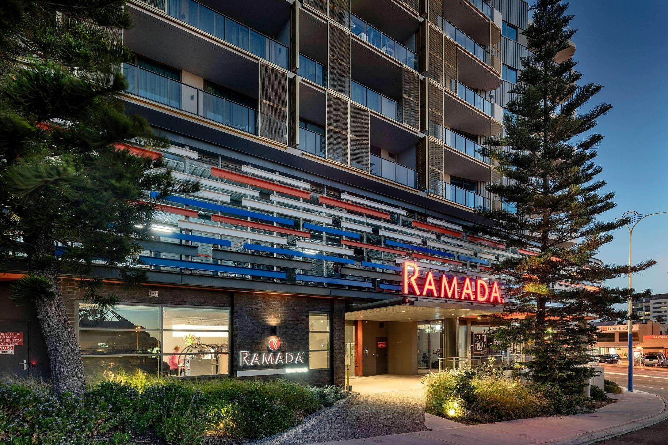 ホテル ラマダ ヴェトロブルー スカーバラ ビーチ パース エクステリア 写真